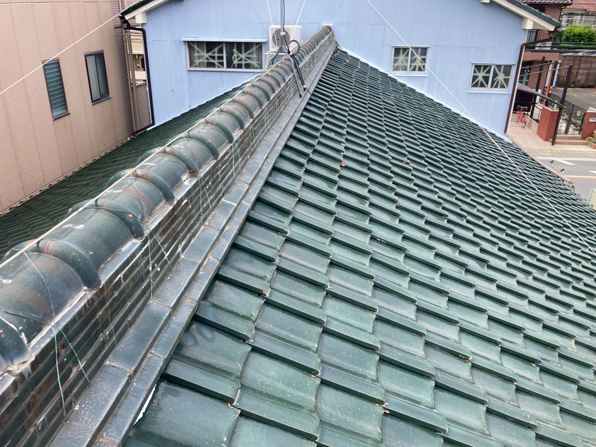 岐阜市｜瓦屋根の棟から雨漏り！棟のゆがみが起こり、瓦が脱落していました